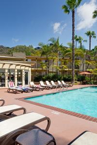 圣地亚哥贝斯特韦斯特七海酒店的一个带躺椅和棕榈树的度假游泳池