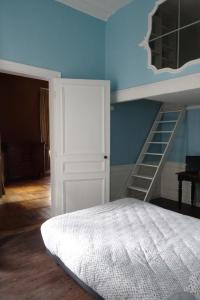 雷恩奎特利住宿加早餐旅馆的一间卧室设有双层床和楼梯。