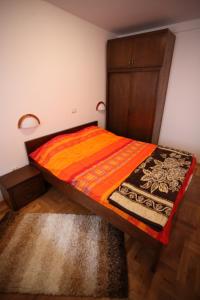 扎布利亚克家庭公寓酒店的一间卧室配有一张木柜床