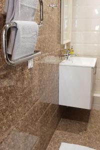 克拉斯拉瓦Kraslava 2 Bedroom Lux Apartments的浴室设有白色水槽和镜子