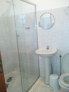 蒂拉登特斯Pousada Caminho da Serra的带淋浴、盥洗盆和卫生间的浴室