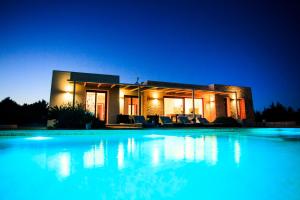 卡拉索纳Can Corda Formentera的一座大型游泳池,在晚上在房子前面