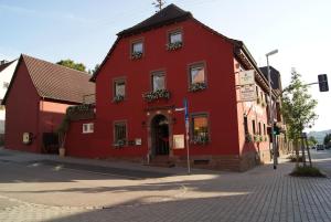 毛尔布龙Zum Scheffelhof的街道拐角处的红色建筑