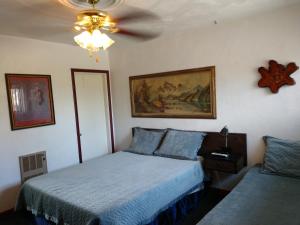 Thayne瑞士山汽车旅馆的一间卧室配有一张床和吊扇