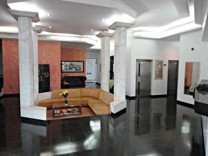 阿拉萨图巴佩金宫酒店的带沙发和柱子的大型客厅