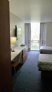 墨西哥城Aristos Express CDMX的酒店客房配有书桌和床。