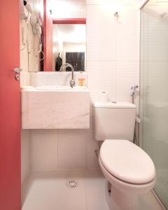 马塞约Zuza Slim Suítes的浴室配有白色卫生间和盥洗盆。