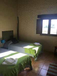 马德里加尔德拉韦拉LaEstancia的一间卧室设有两张床和窗户。