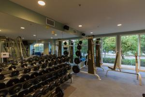 Grand Pacific Palisades Resort的健身中心和/或健身设施