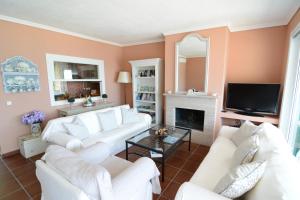 斯卡拉伯塔麦斯Villa Blue的客厅配有白色沙发和壁炉