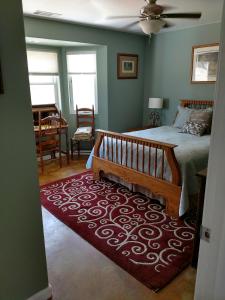 马里波萨Engvadonia Yosemite B and B的一间卧室配有一张床和红色地毯