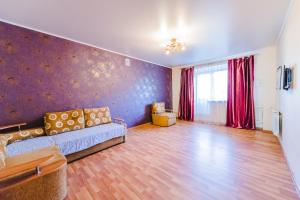 赤塔Dekabrist Apartment Tokmakova 36的客厅配有沙发和桌子