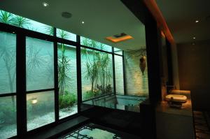 Ho-mei七星精品汽车旅馆的一间带大窗口浴缸的大浴室
