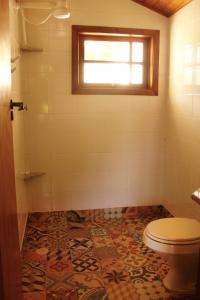 圣弗朗西斯科泽维尔Chalés de Valfena的一间带卫生间和窗户的浴室
