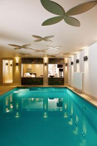 Sparhof祖姆陶夫施泰因酒店的一个带厨房的酒店客房内的大型游泳池