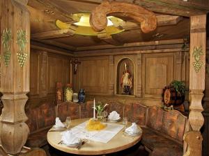 SandWeinhotel Goger的一间带桌子和天花板的用餐室