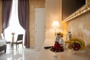 罗马三色旅馆的一间房间,桌子上放着水果