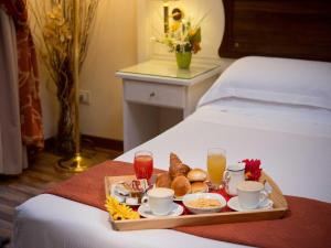 罗马多米兹伊诺奥酒店的床上的早餐盘