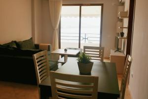 萨兰达Victoria's Sea-Cret的客厅配有桌椅和沙发