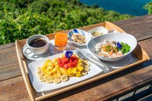 涛岛涛岛蓝天堂度假村的桌上装有一盘食物的托盘