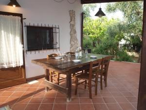 马蒂纳塔Villa Fralù的一间带木桌和椅子的用餐室