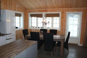 GolsfjelletBergestua - 4 bedroom cabin的厨房以及带桌椅的用餐室。