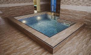 巴尔瑙尔Отель Шоколад的木地板客房的游泳池