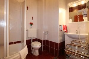 马林斯卡Apartmani Đani的白色的浴室设有卫生间和水槽。