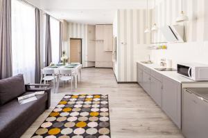利沃夫#1 APARTMENT的厨房以及带沙发和桌子的客厅。