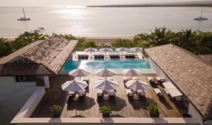圣斐利-银港卡萨殖民海岸温泉酒店的享有带遮阳伞的游泳池的空中景致