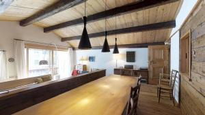 楚奥茨Fluor Hausteil的用餐室配有大型木桌和椅子