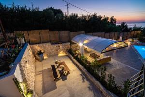 罗迪-加尔加尼科Borgo Canneto的一个带帐篷和游泳池的户外庭院