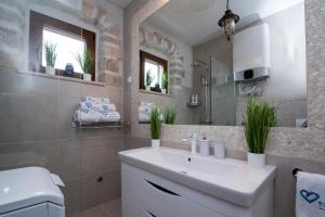 比奥格勒·纳·莫鲁Estate Villa Duo的浴室设有白色水槽和镜子