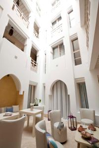 索维拉达玛亚摩洛哥传统庭院住宅的一座带桌椅的大型白色建筑