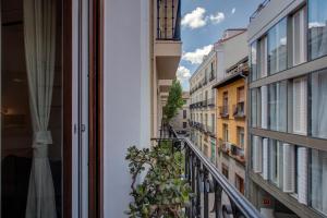 马德里Fee4Me Marques Vintage Apartment的从公寓大楼的阳台上可欣赏到风景。