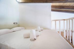 加拉塔斯Kyriaki's Traditional Loft的卧室配有白色床和毛巾