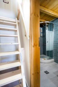 加拉塔斯Kyriaki's Traditional Loft的楼梯通往带淋浴的浴室