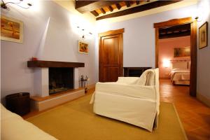 特拉西梅诺湖畔帕西尼亚诺casa vacanze passignano的客厅设有壁炉和白色沙发。