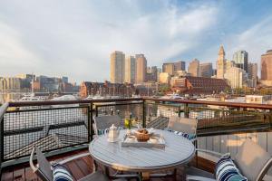 波士顿波士顿游艇天堂酒店的市景阳台桌子