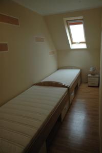 卡尔斯哈根Hafenidyll mit Wasserblick的小型客房 - 带2张床和窗户