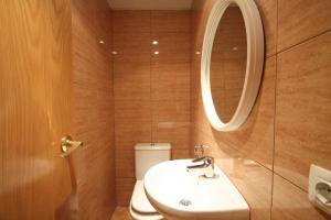 兰索尔Pont de Toneta 6,3 Atico Duplex, Ransol, Zona Grandvalira的一间带水槽、镜子和卫生间的浴室