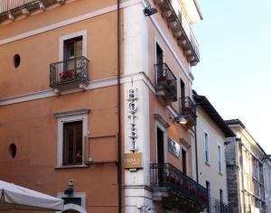 拉奎拉Hotel L'Aquila的建筑的侧面有标志