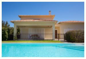 CauroVilla 4 étoiles Sole di Corsica的房屋前有游泳池的房子