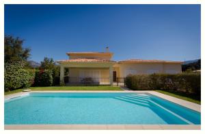 CauroVilla 4 étoiles Sole di Corsica的别墅前设有游泳池
