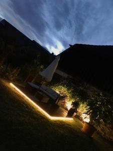 YspertalGasthof-Hotel zur Linde的后院,草地上摆放着椅子和灯