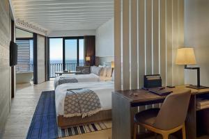 阿克布克六感卡普兰卡亚酒店的酒店客房设有一间带书桌和床的卧室