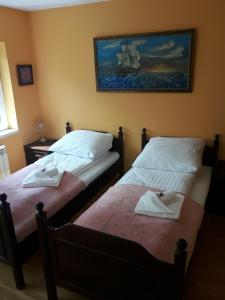 波兹南Midi的两张睡床彼此相邻,位于一个房间里