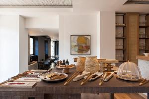 EscaladeiTerra Dominicata - Hotel & Winery - Adults Only的上面有木头餐具的桌子