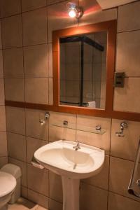苏克雷拉艾斯康迪达旅馆的一间带水槽、镜子和卫生间的浴室