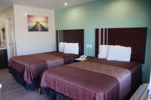 长滩海滩旅馆汽车旅馆的酒店客房设有两张床和电话